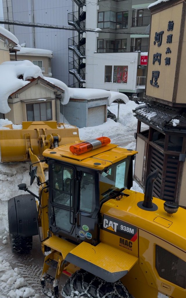 河内屋周辺の道路も本格的な除雪作業が行われました！